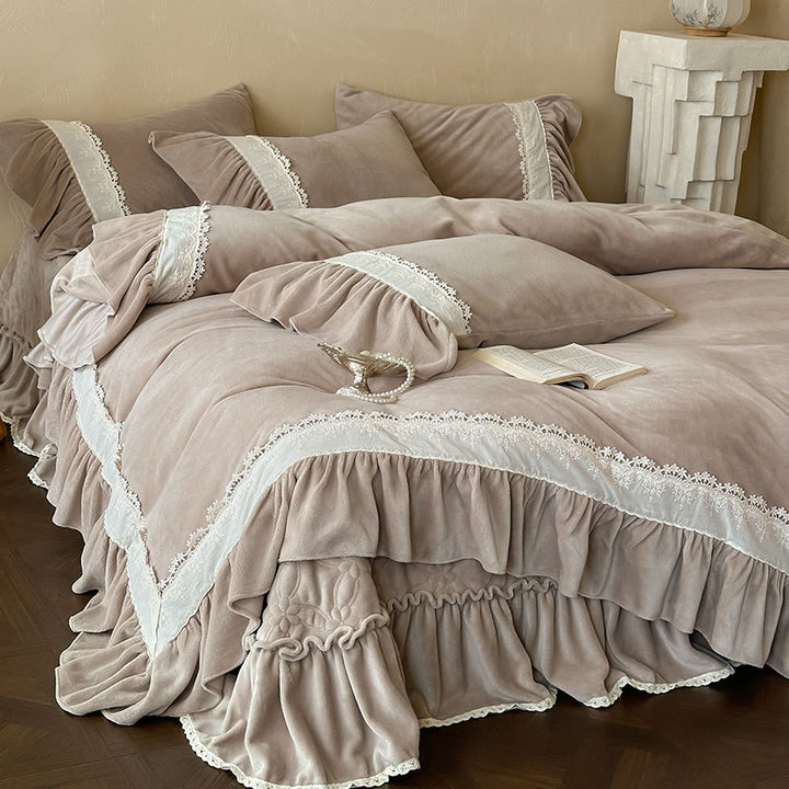 Bedding set with romantic ruffles & lace detail