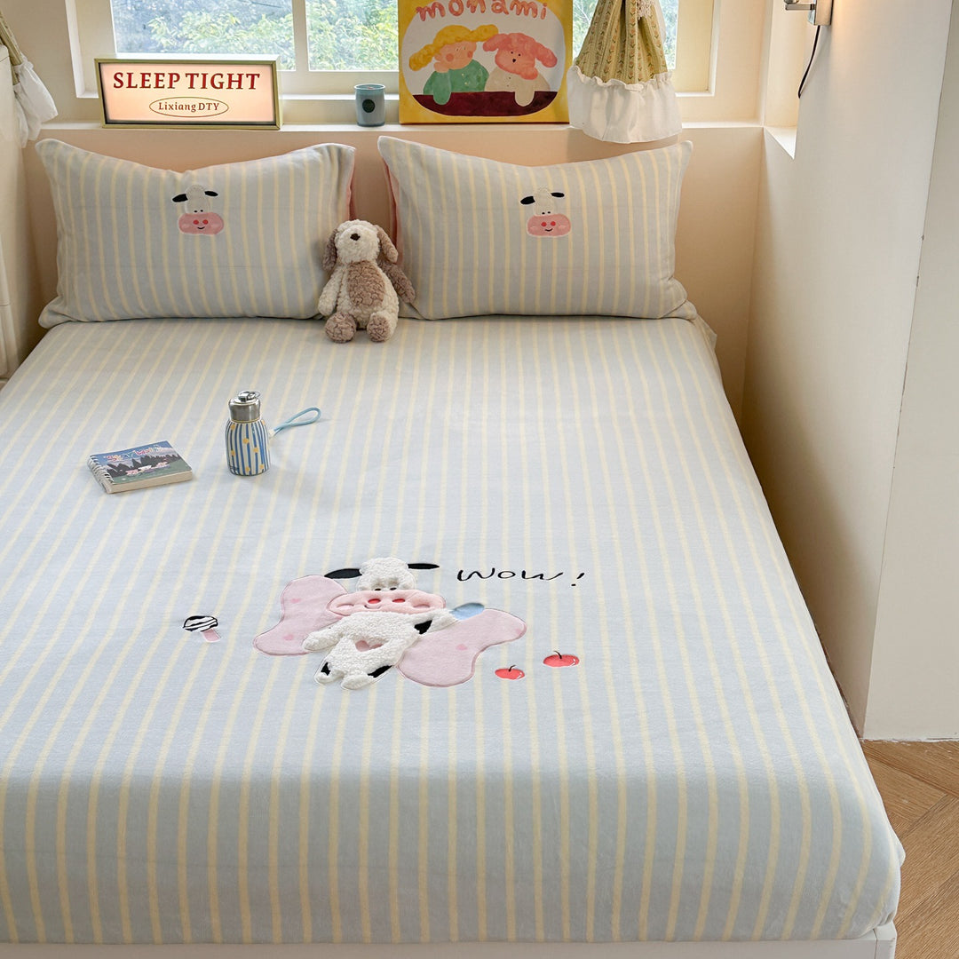 Children's fitted sheet with applied moon and cat motif made of soft microfiber