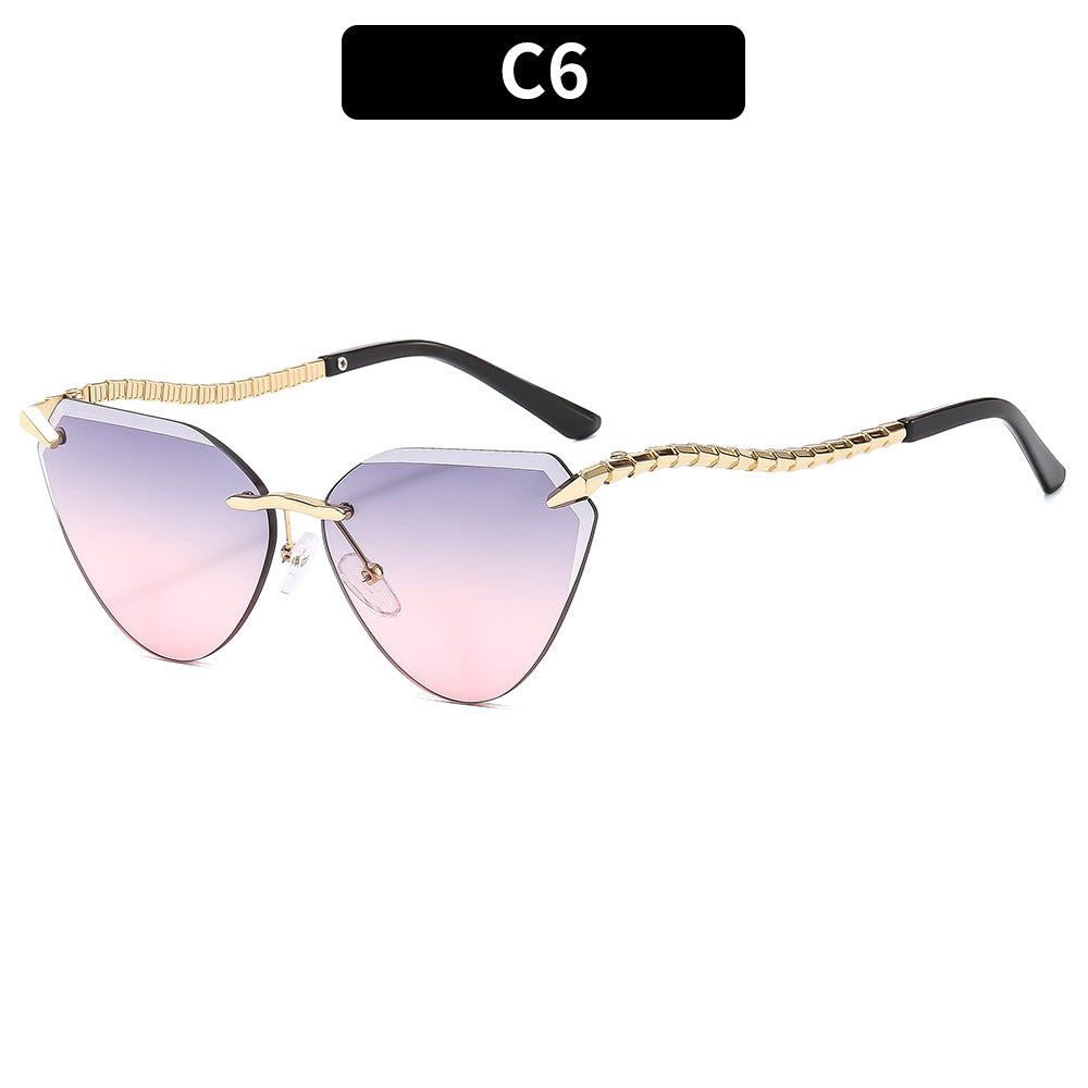 Elegant Cat-Eye Sunglasses with Textured Temples