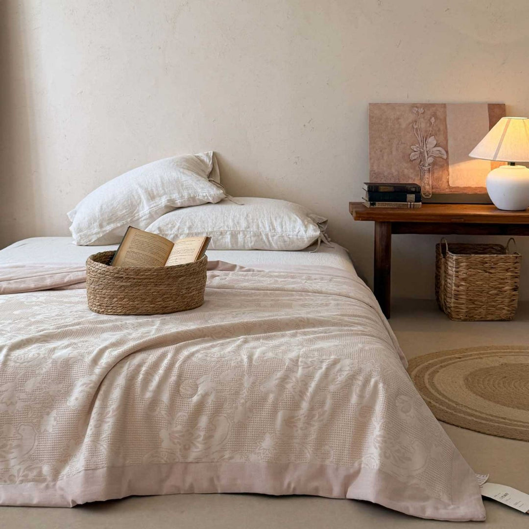Light jacquard bedspread and bed cover made of cotton blend with floral relief