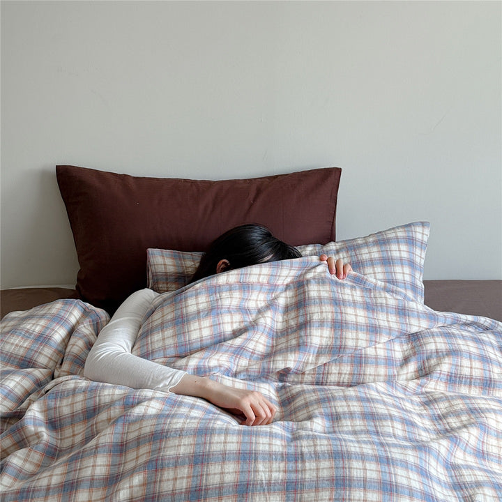 Light checkered pattern bedding set made of cotton muslin with a soft surface