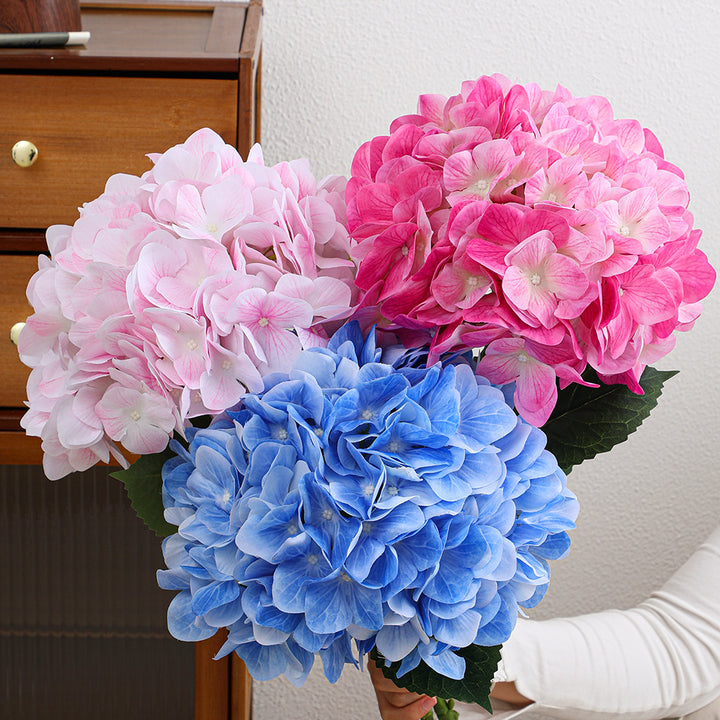 Artificial hydrangea bouquet with detail-loving flowers