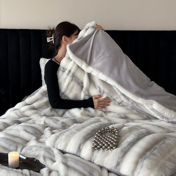High-pile cuddle duvet cover set made of faux fur with fine striped texture