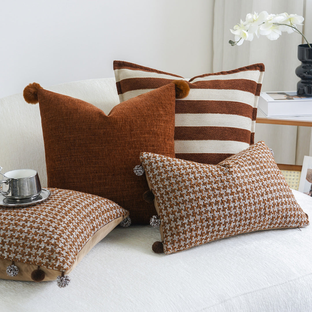 Decorative cushion with tassels