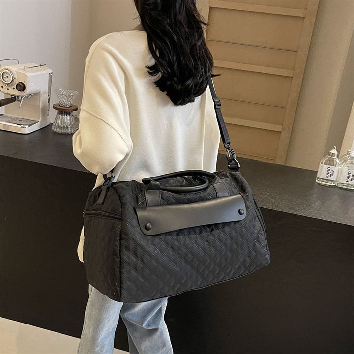 Sporty travel bag with ergonomic carrying system and water-repellent material Stornfield