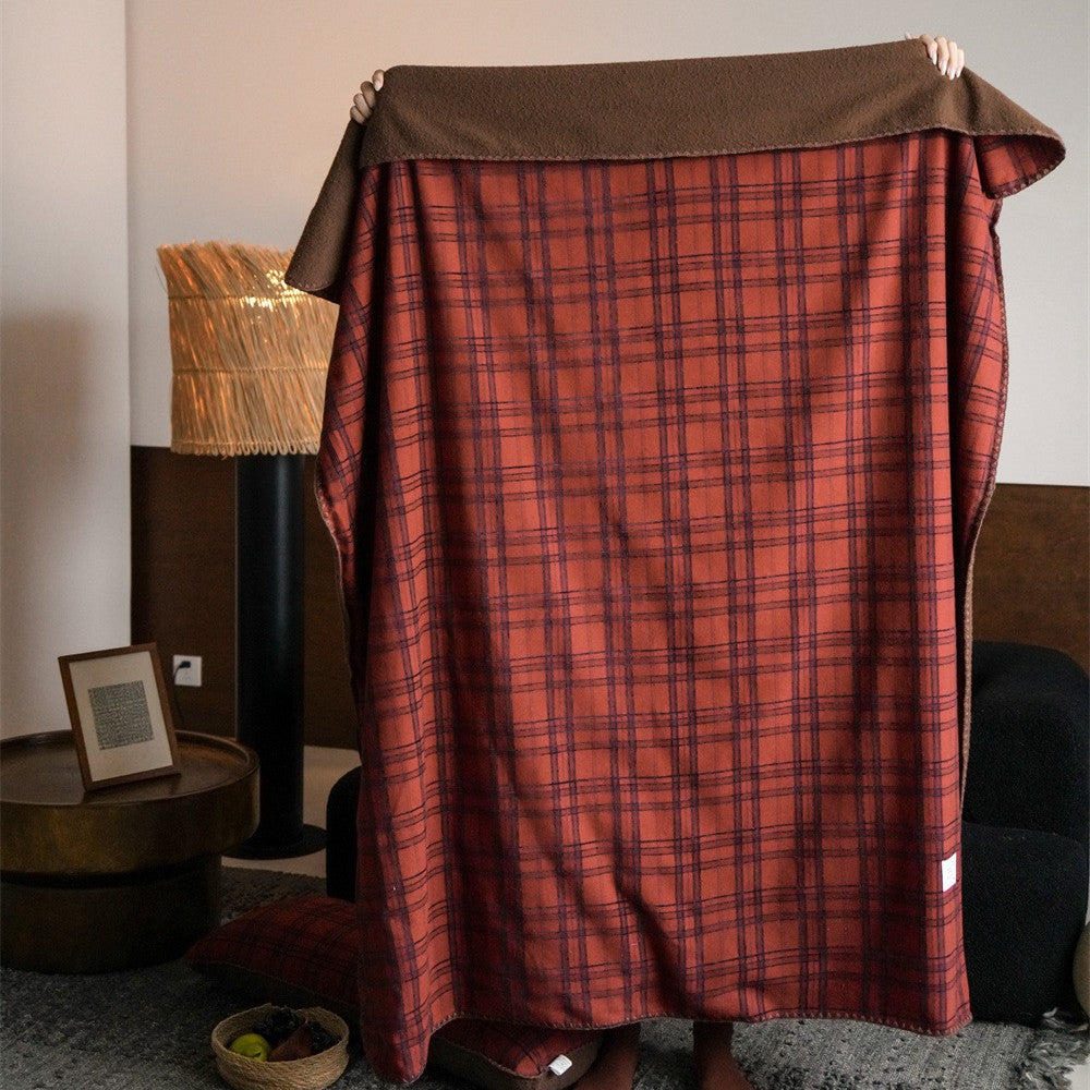 Reversible cuddly blanket made of checkered flannel with soft fleece lining
