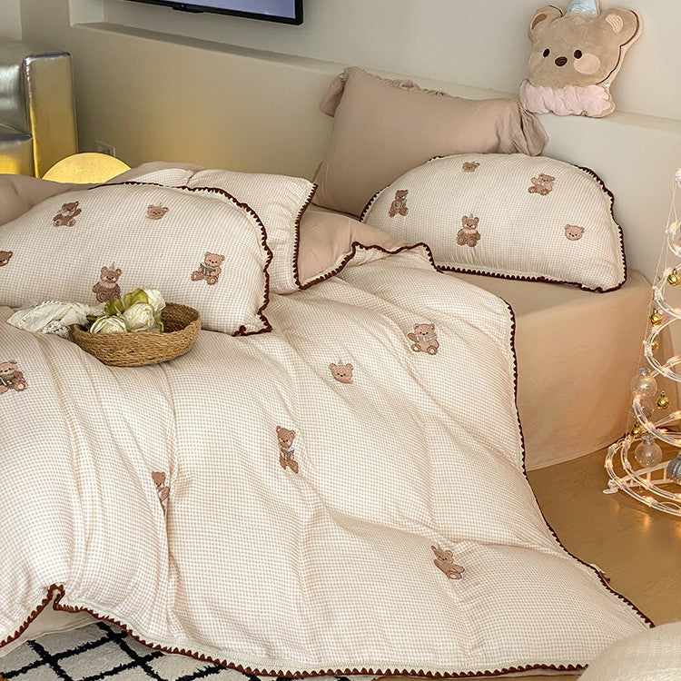 Bedding set made of cotton muslin with embroidered teddy bear motifs and decorative ruffles