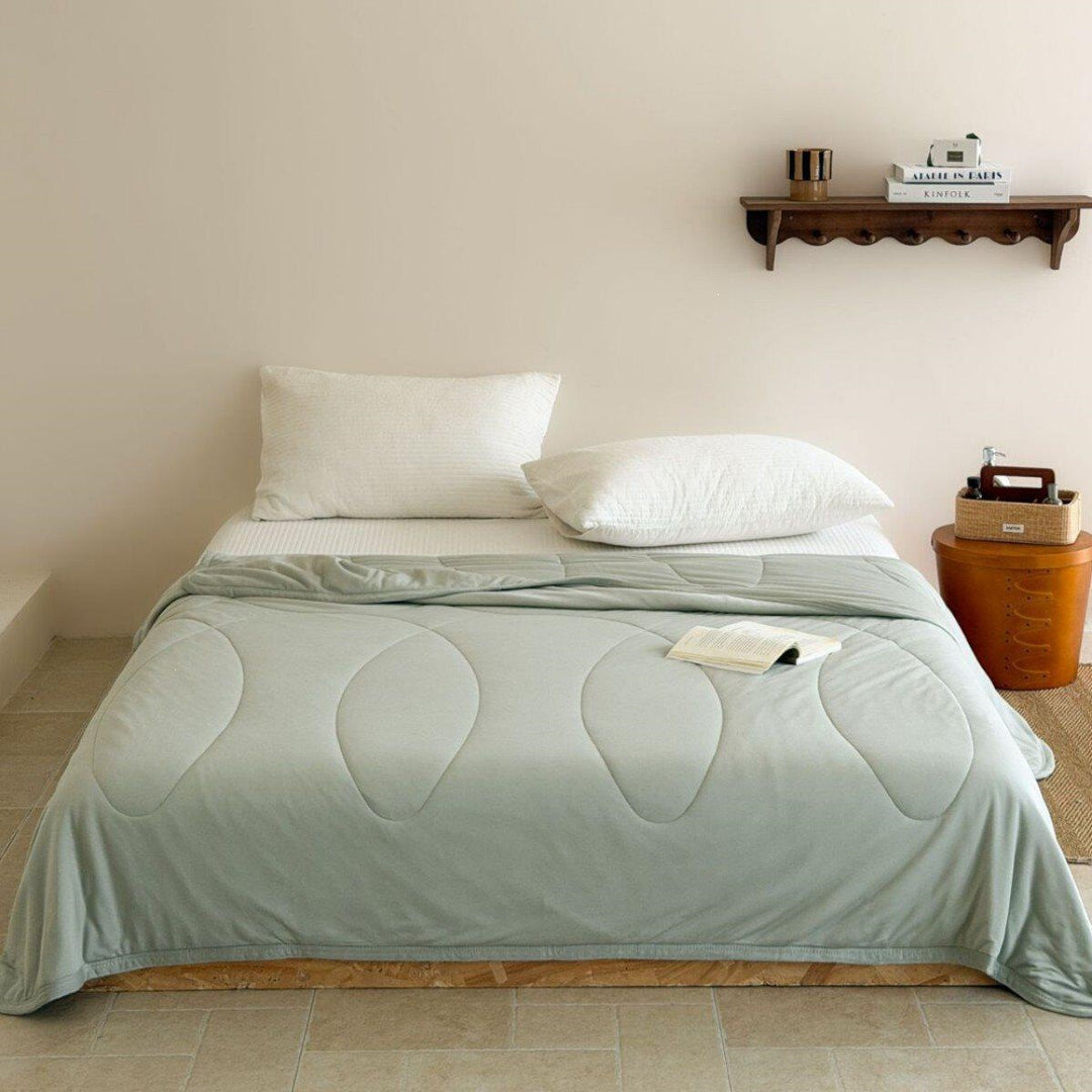 Light quilted summer blanket made of microfibre with breathable climate filling