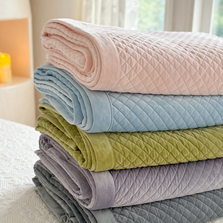 Diamond-Quilted Bedspread and Pillow Sham Set