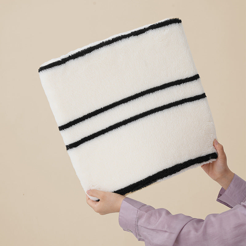 High-pile fleece blanket with contrasting stripes and soft Sherpa surface