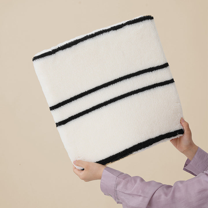 High-pile fleece blanket with contrasting stripes and soft Sherpa surface