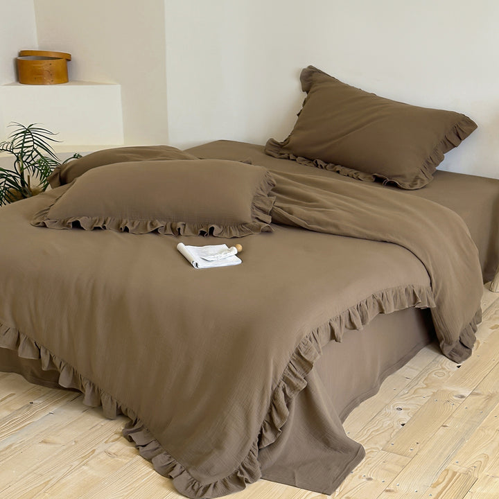 Bedding set with ruffles in lightweight cotton muslin quality