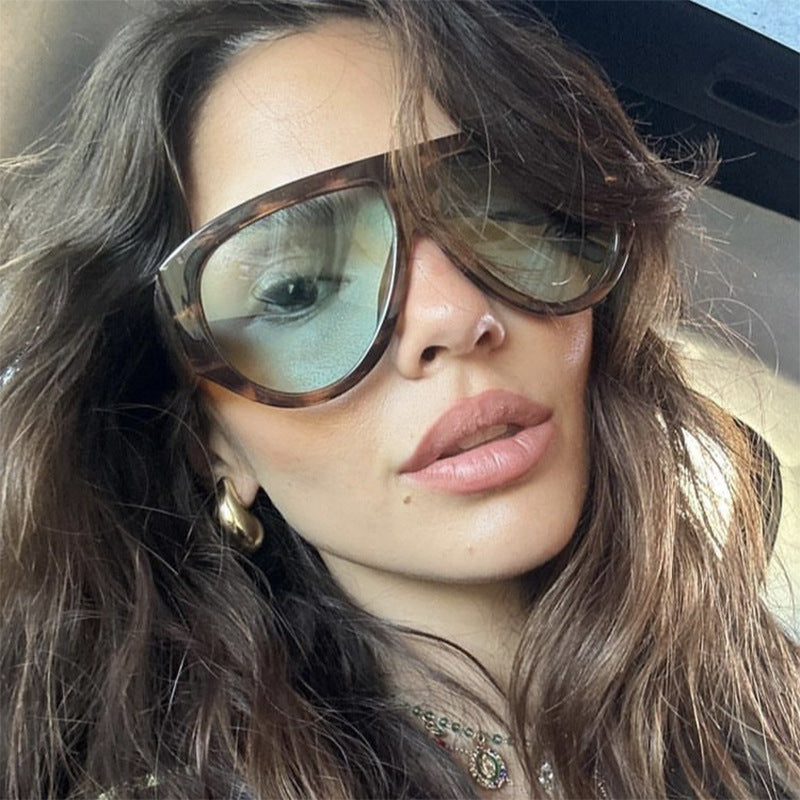Women extravagant oversized sunglasses with angled frame Stornfield