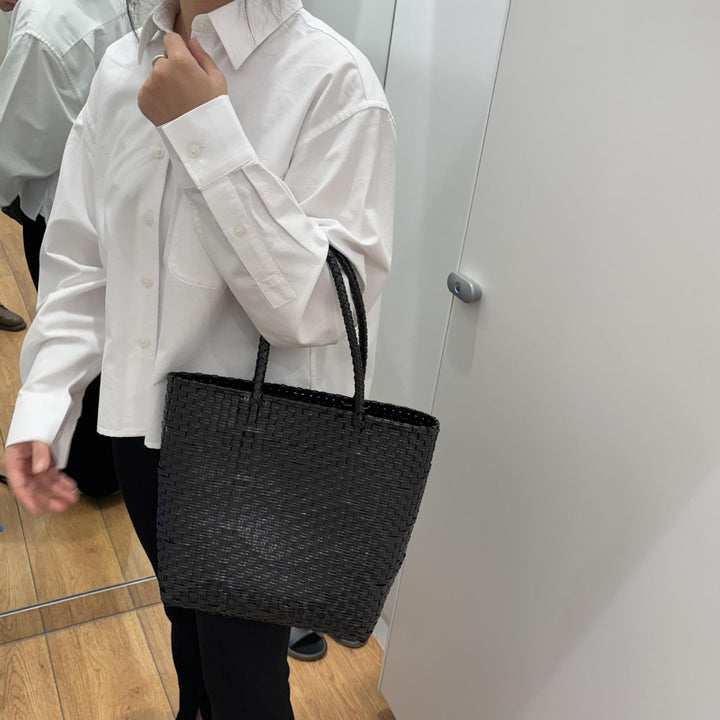 Hand-knotted tote bag with modern wave pattern Stornfield