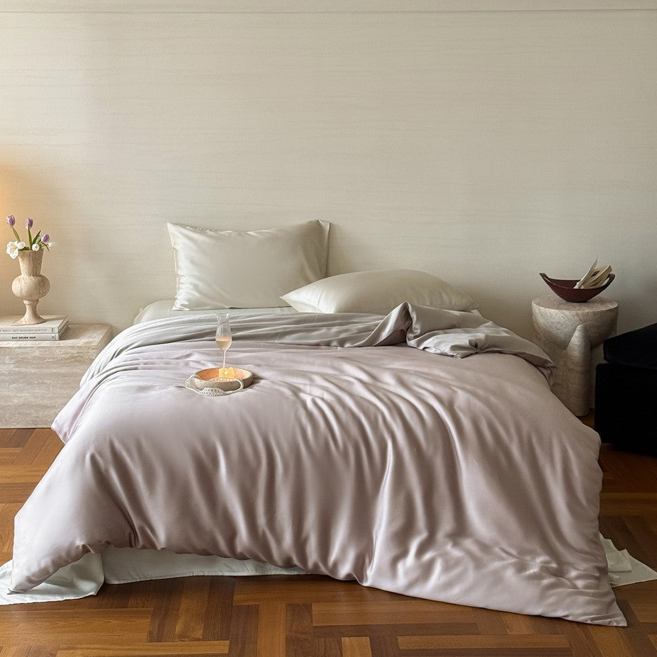 Luxurious satin bedding set with a silky-smooth surface, reversible function and hotel closure