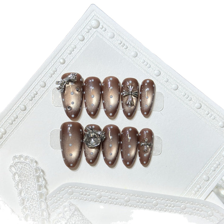 Elegant Press-On Nail Art Set with Distinctive Metallic Accents Stornfield