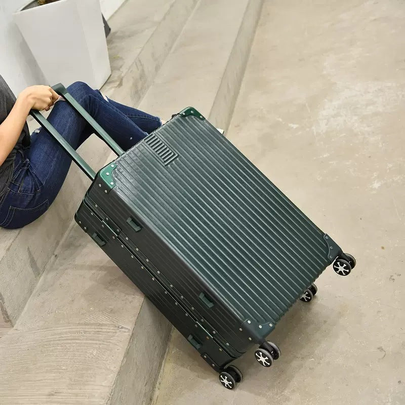 Versatile Cabin and Expandable Suitcase Stornfield