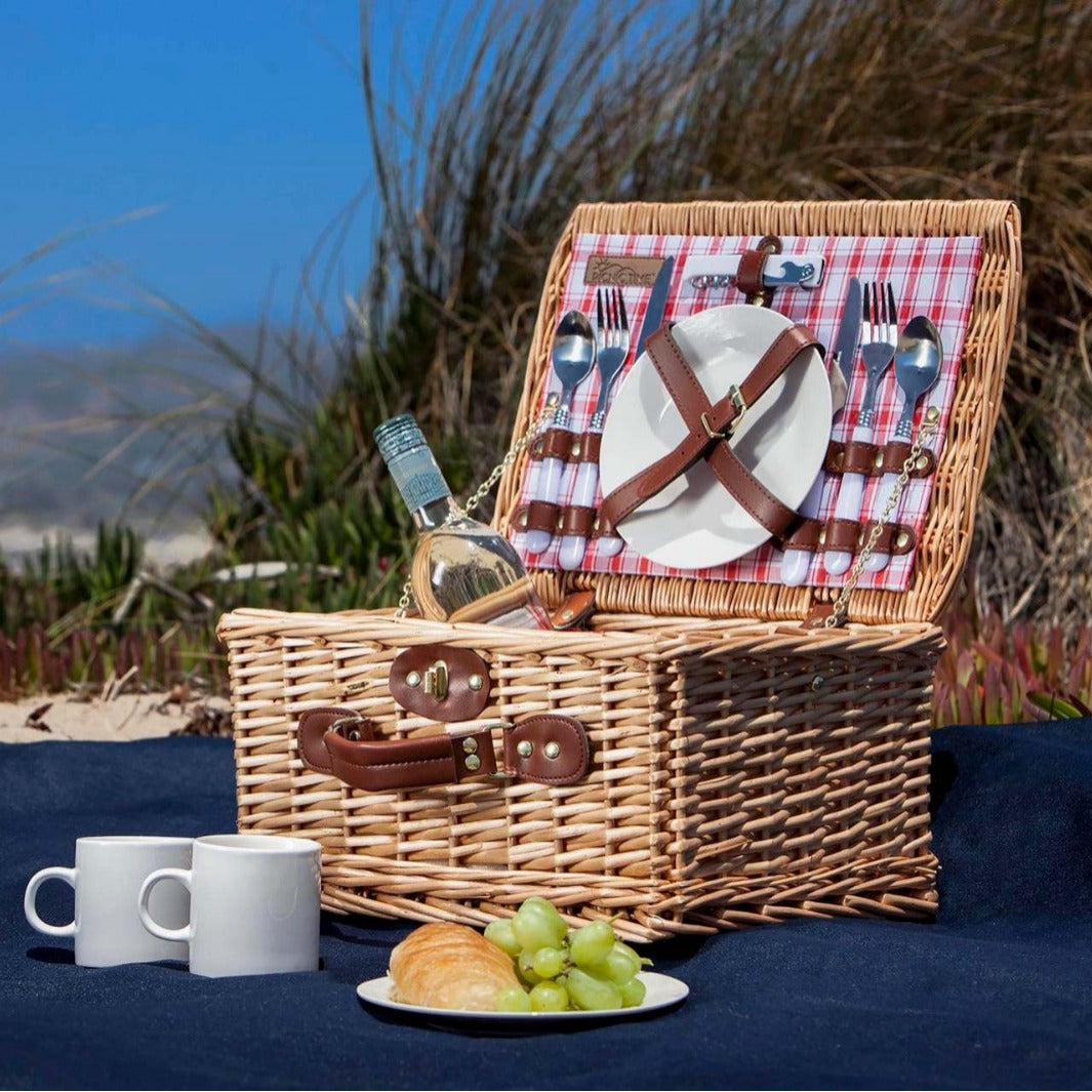 Women's picnic basket with integrated dish set and decorative inner lining Stornfield