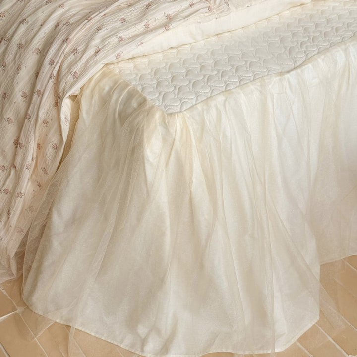 Romantic bedding set with lace frills