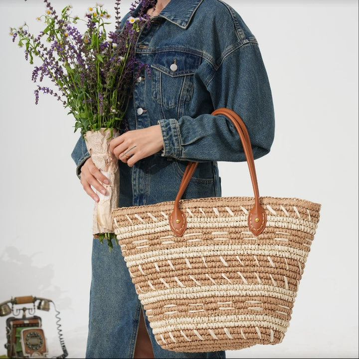 Beach bag made of braided natural material Stornfield