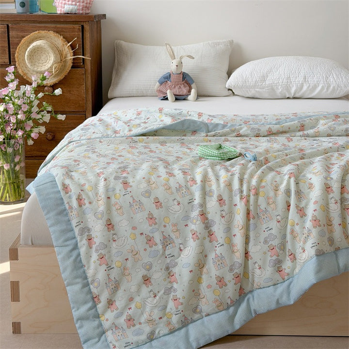 Children's quilt with light filling and cute animal castle print