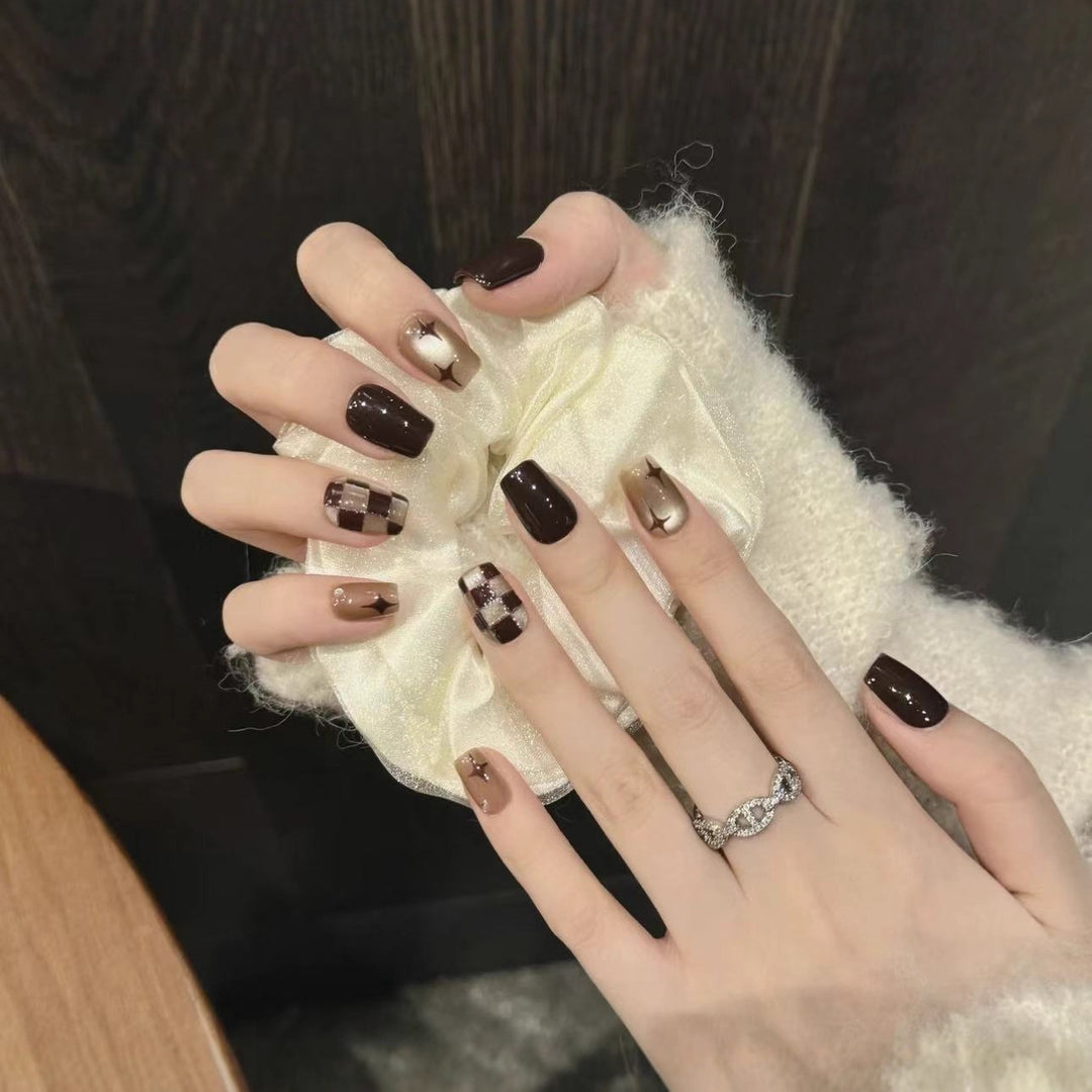 Artificial Nails in Elegant Checkered Pattern Stornfield