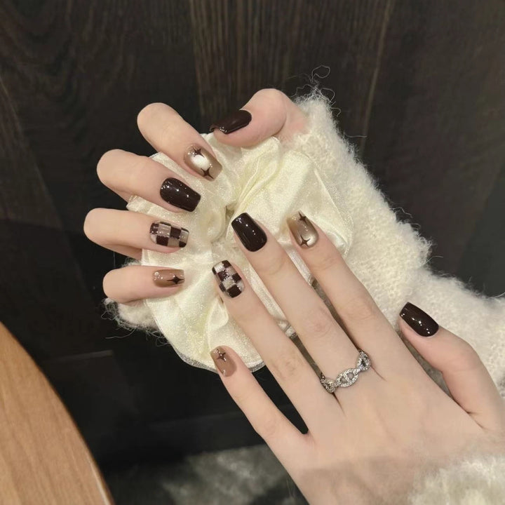 Artificial Nails in Elegant Checkered Pattern Stornfield