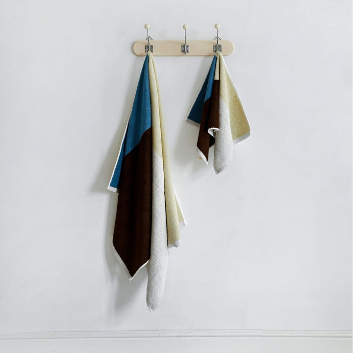 Jacquard guest towel made of cotton terry with playful bird and heart pattern