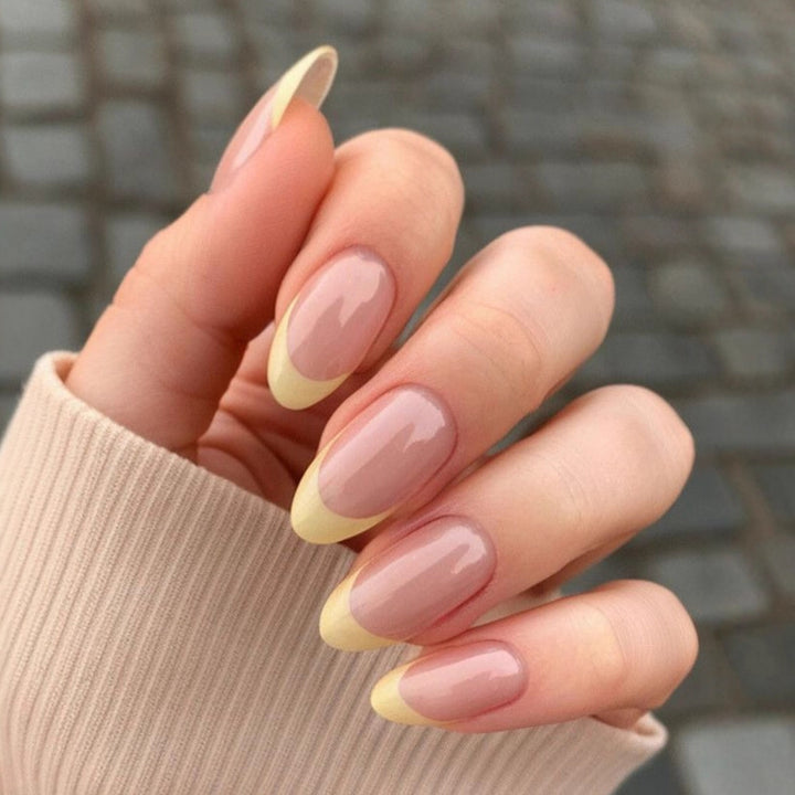 Elegant Nail Art with Black-White Contrast Stornfield