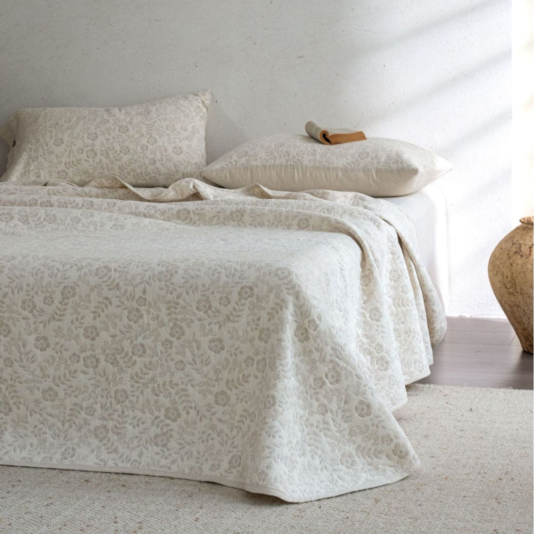 Jacquard bedspread with pillowcase and button closure