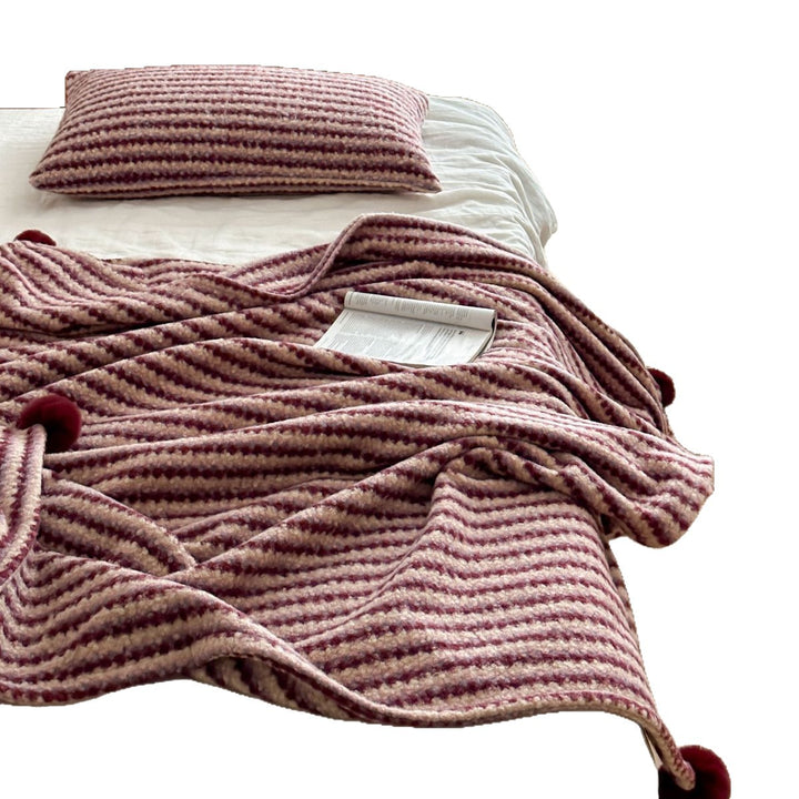 Cozy living blanket with waffle structure and pom-pom cushion set