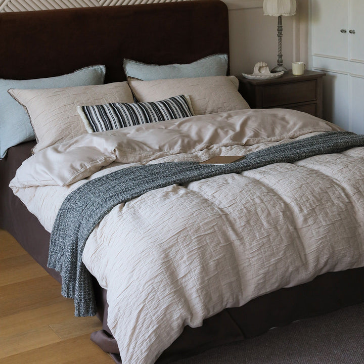 Bedding set made of cotton-linen with textured crinkle look and quilted bedspread