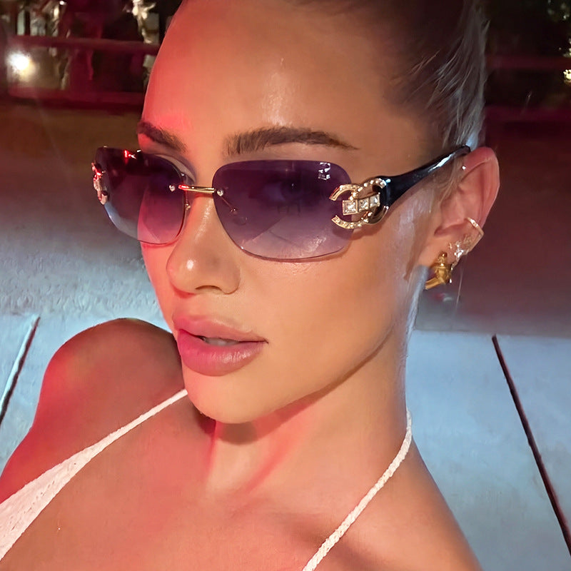 Women's fashionable sunglasses with luxurious geometric frame and protective UV filter Stornfield