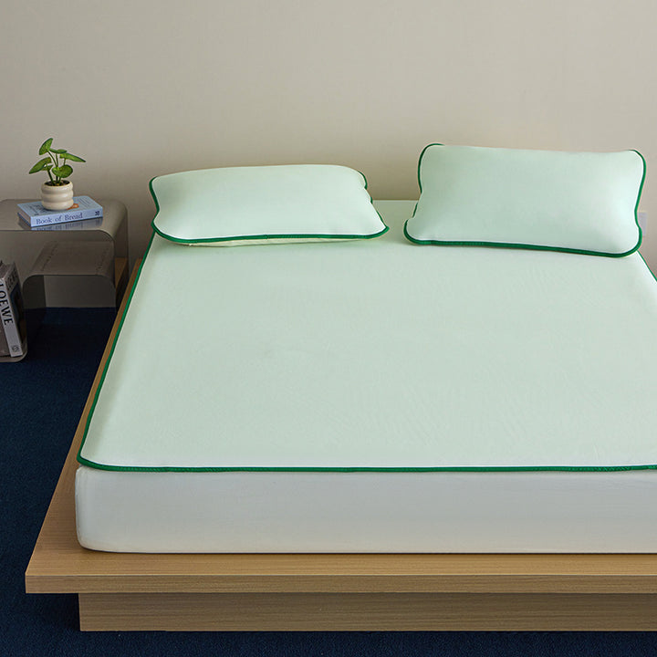 Breathable mattress protector with extra deep all-round side and fine piping