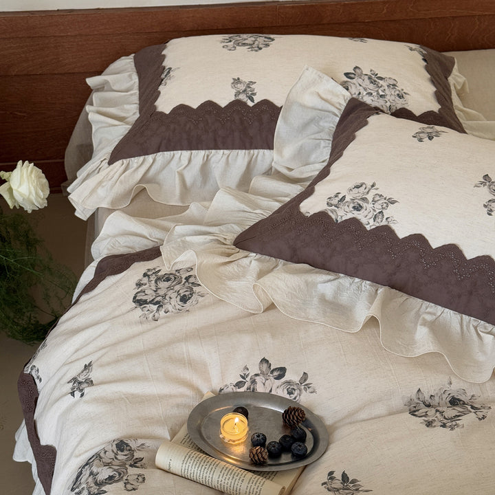 Cotton-linen bedding set with vintage floral print, ruffles and fringes