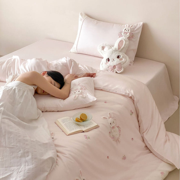 Children's bedding set with embroidered rabbit and rose motif Stornfield