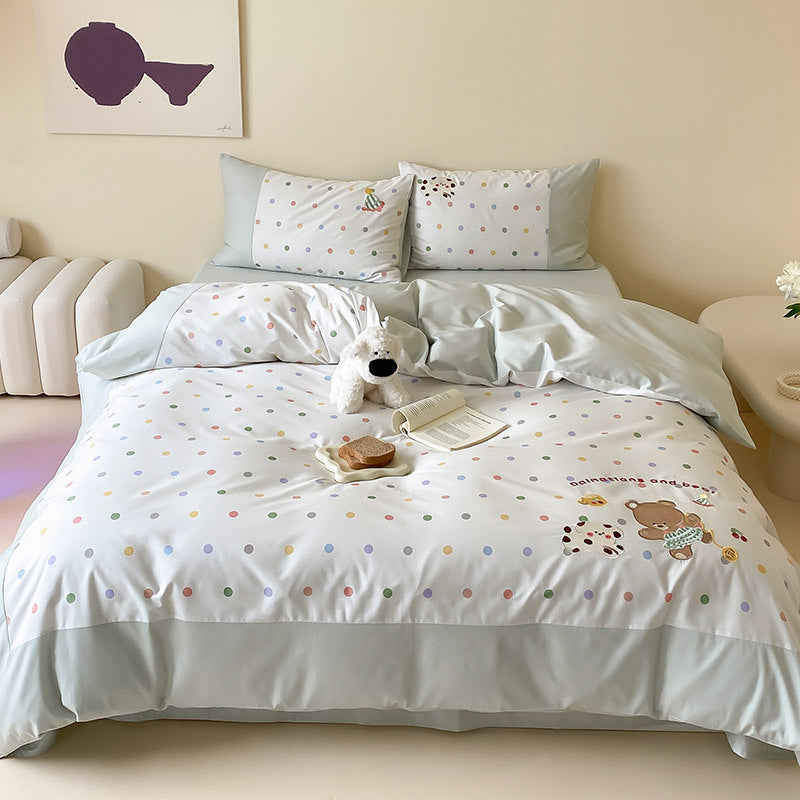 Children's bedding set made of fine cotton blend with pastel-colored polka dot print and teddy appliqué