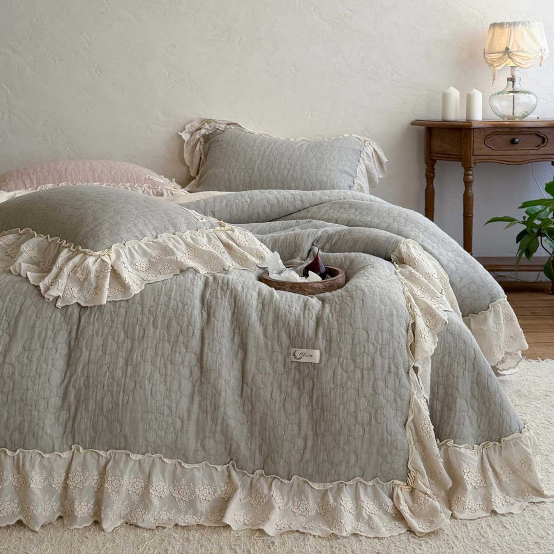 Ruffled quilt set made of cotton blend fabric with lace ruffle