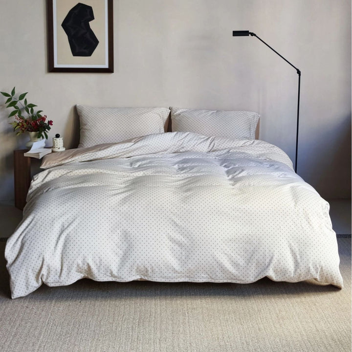 Bedding set made of cotton percale with delicate cherry motif and reversible easy care