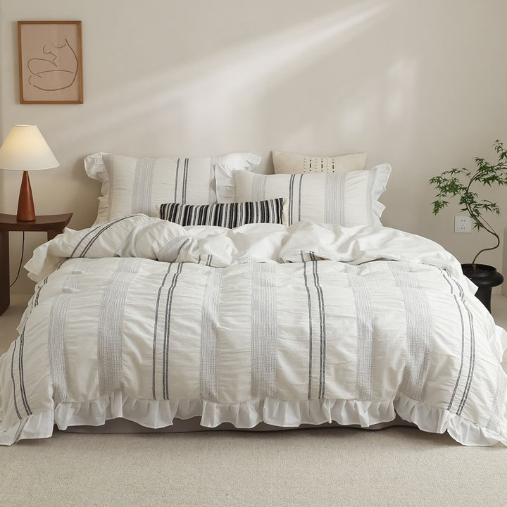 Cotton duvet cover set with structured longitudinal quilting, subtle striped look and ruffled hem