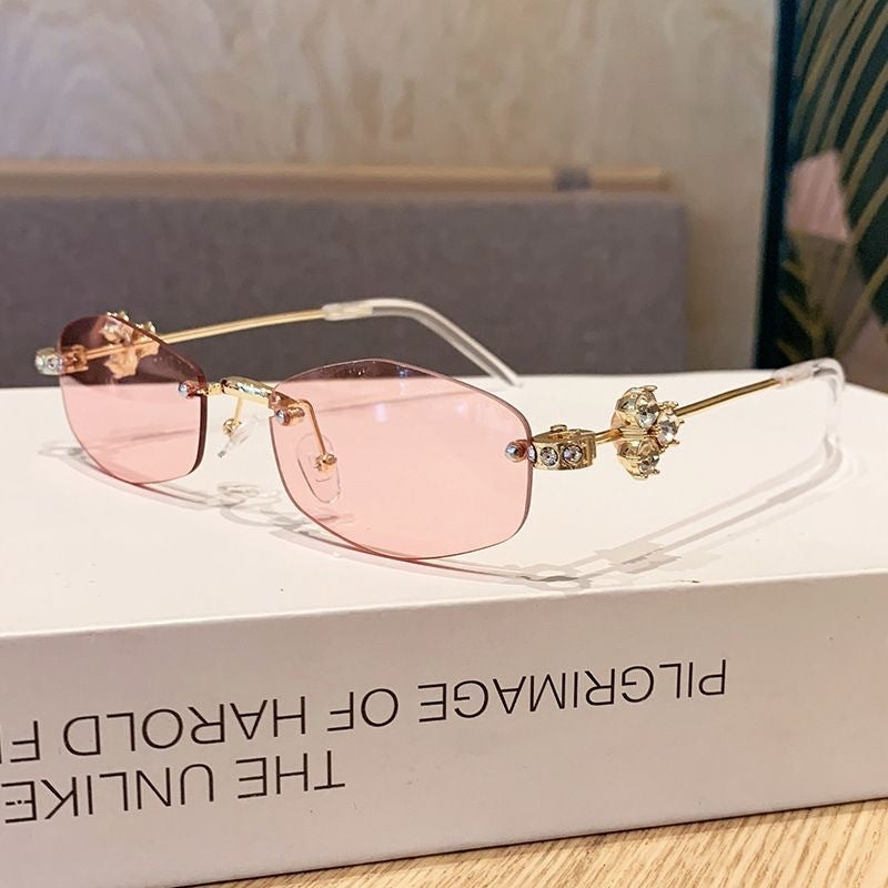 Fashionable sunglasses with luxurious golden accents Stornfield