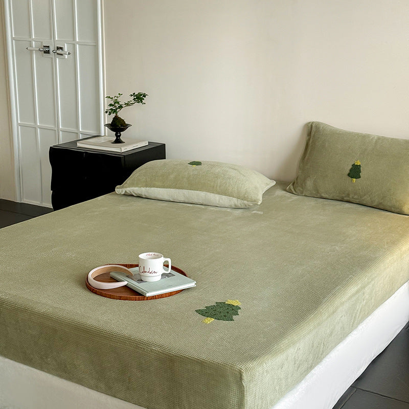 Elastic fitted sheet set made of waffle pique with embroidered panda applique