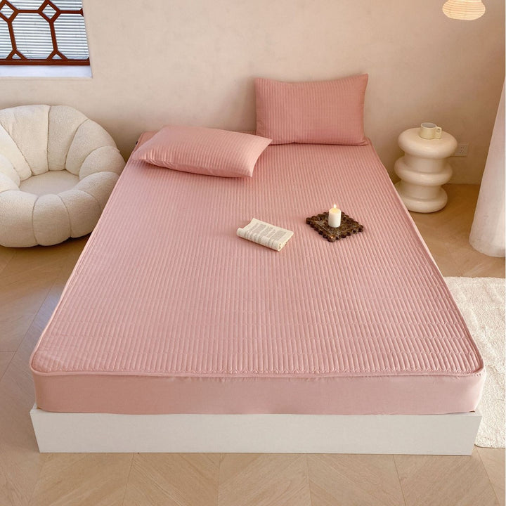 Padded mattress protector with fine quilted texture and all-round elastic band