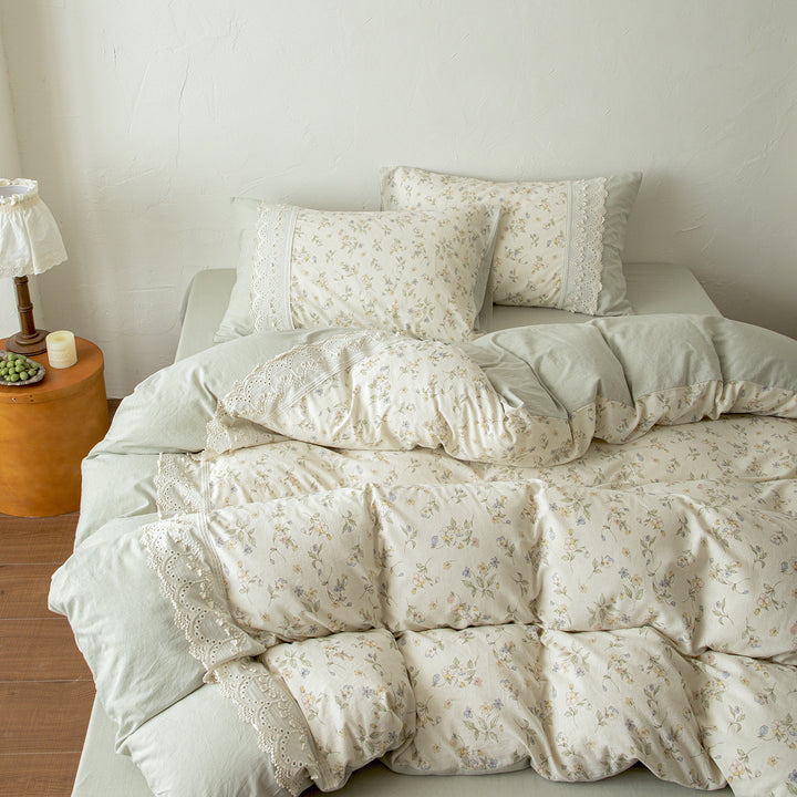 Bedding set with ruffle edge and delicate floral print