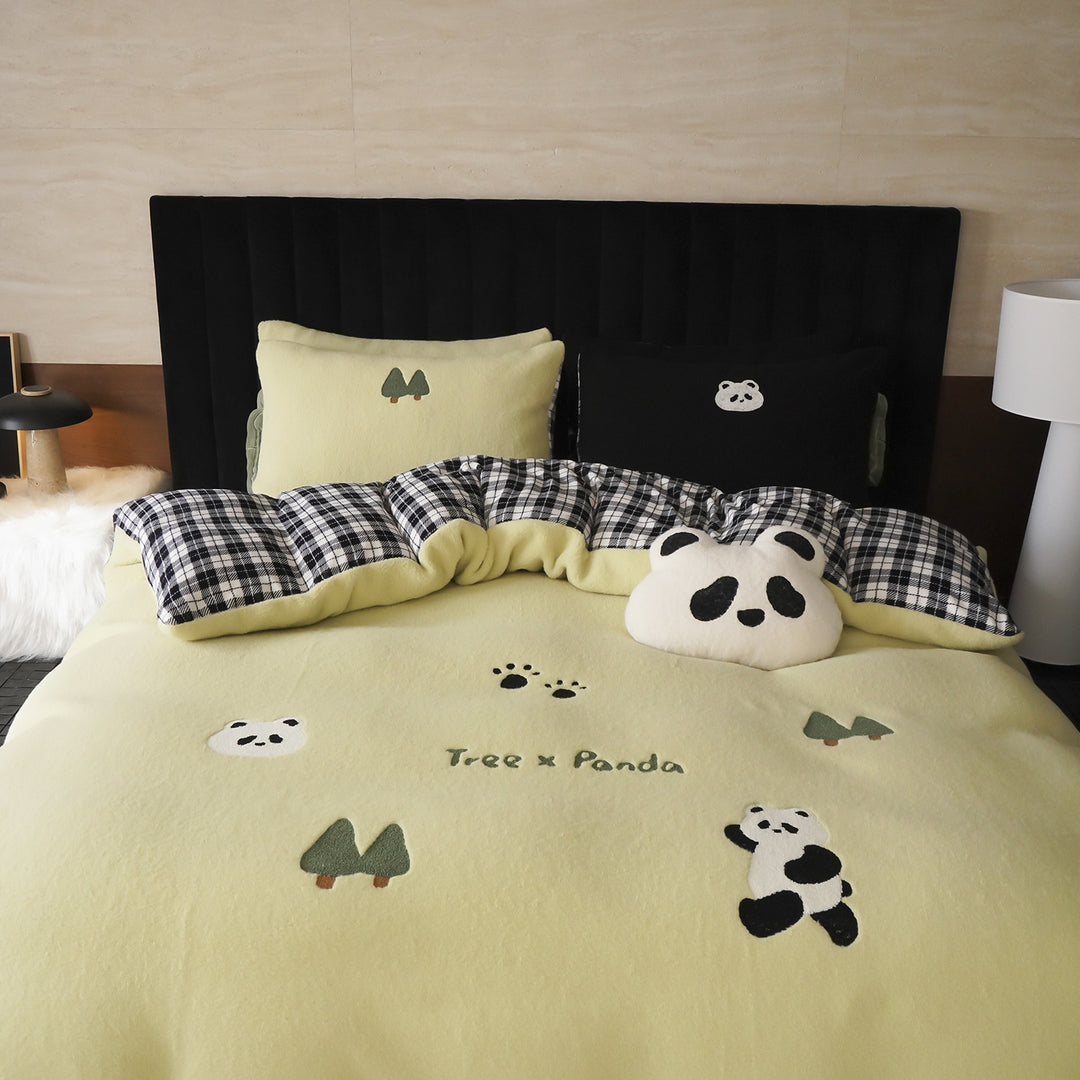 Bedding set with embroidered puppy motifs and soft fleece