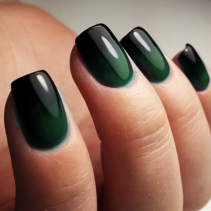 Artistically designed nail tips Stornfield