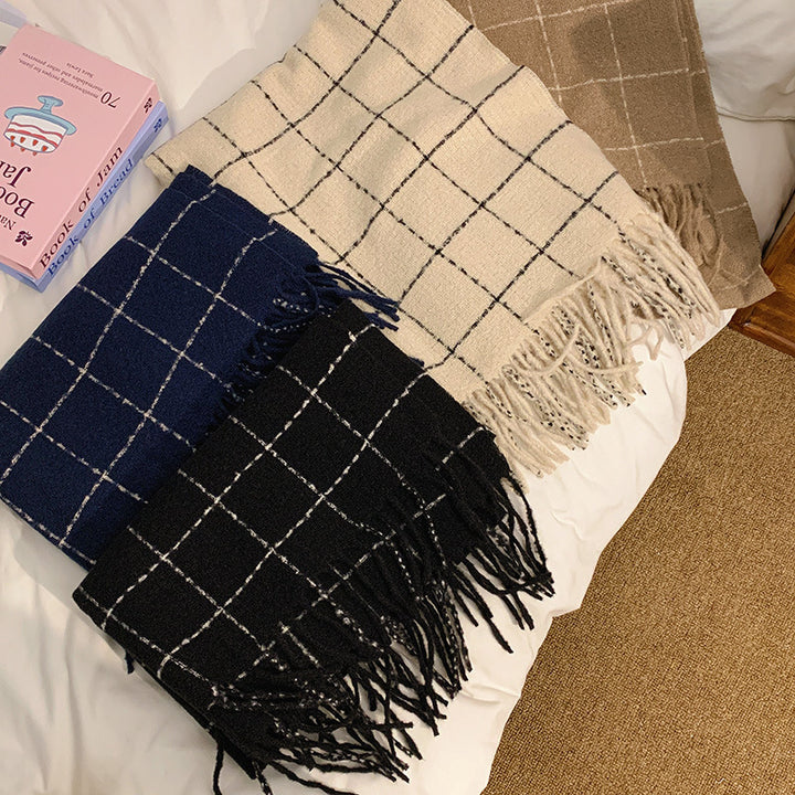 Cozy and Stylish Blanket with Fringes Stornfield