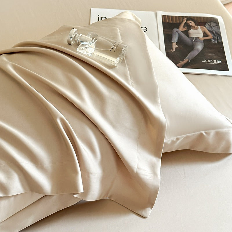 Luxurious silk-soft pillowcase made of satin with anti-wrinkle effect