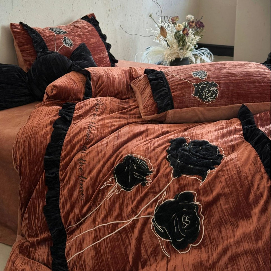 Samt bedding set with 3D rose appliqué and decorative frill