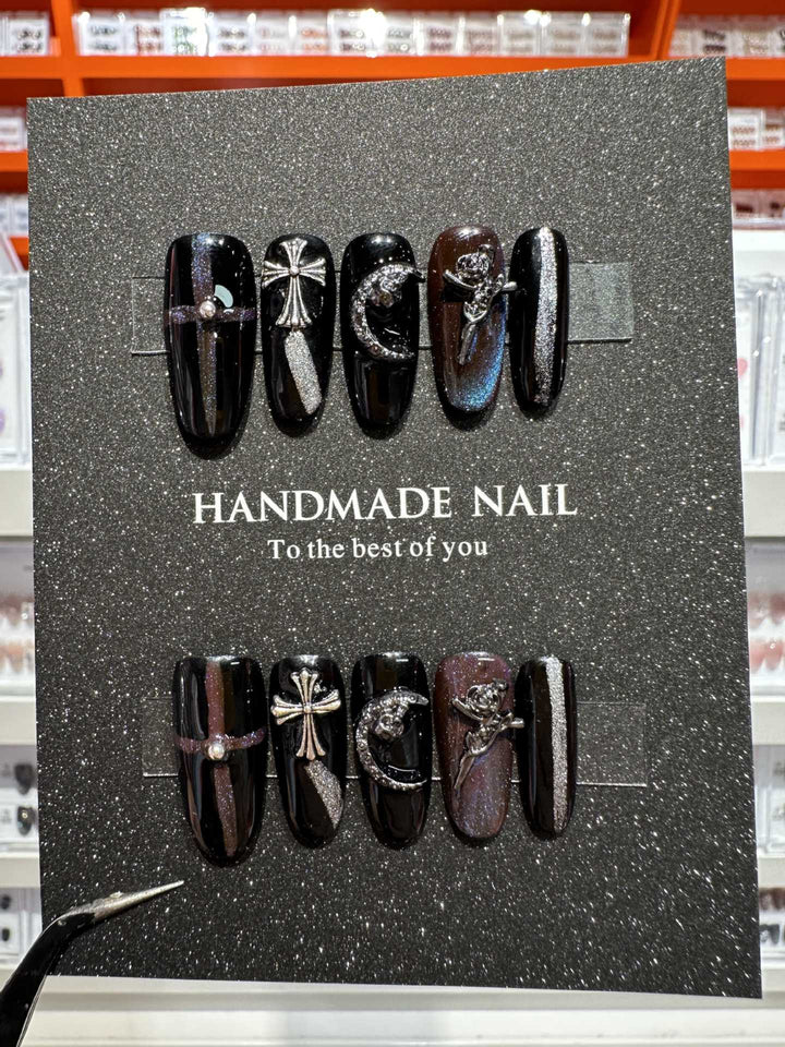Artistic Handmade Press-On Nail Art Set with Decorative Metallic Accents